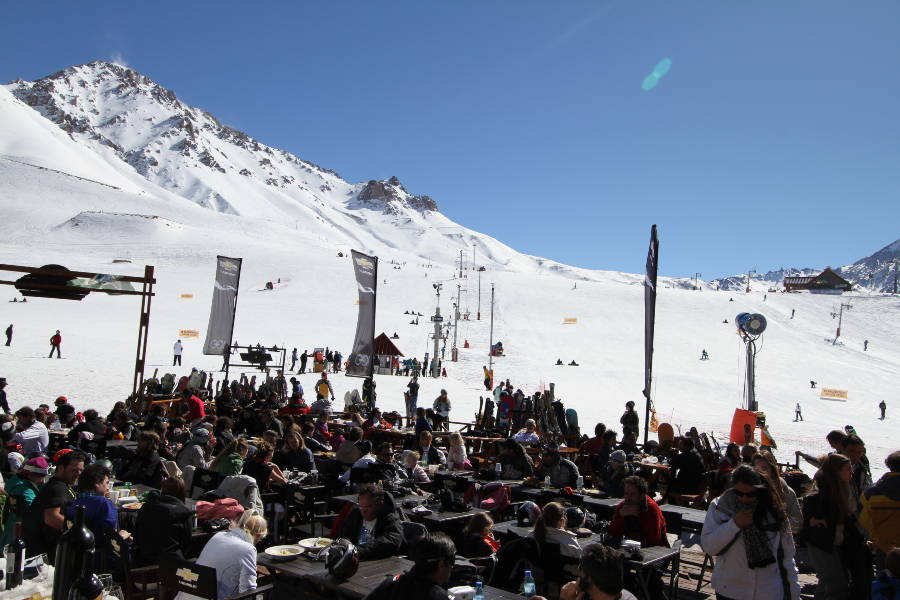 Terrasse mit Blick auf die Pisten Hotel Aquarius